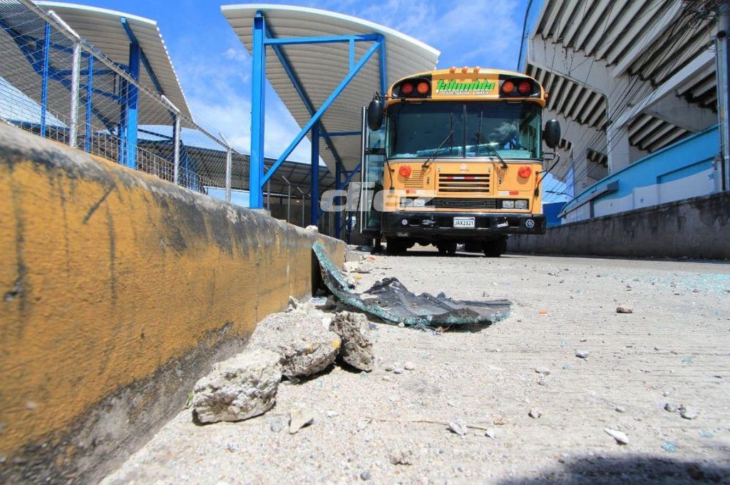 Carros destruidos, piedras y testimonios; así lucen las calles tras batalla entre aficionados de Motagua y Olimpia