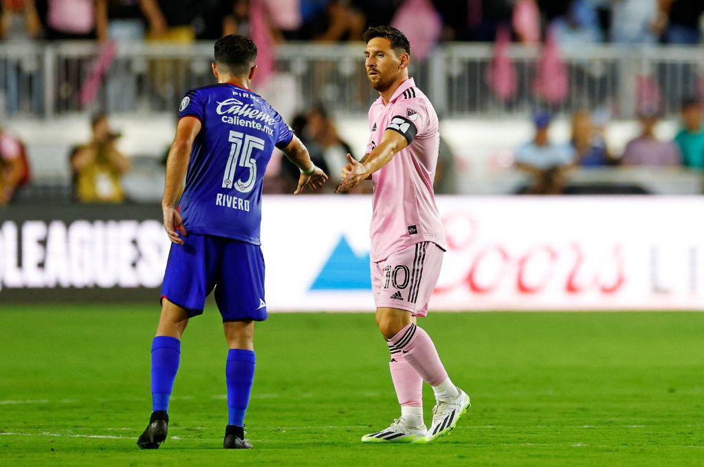 Así fue el debut de Messi con el Inter Miami ante Cruz Azul: Abrazo con una leyenda, el gesto del capitán y golazo de tiro libre