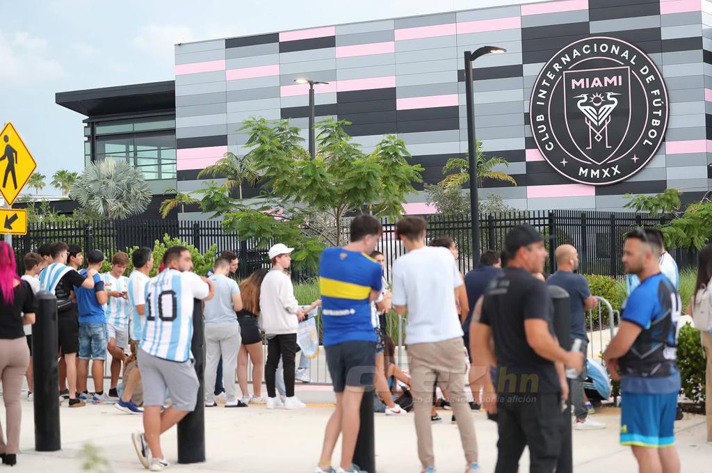 Afición argentina esperaba ver la sesión de la albiceleste, pero fueron retirados del complejo. (Foto Joseph Amaya)