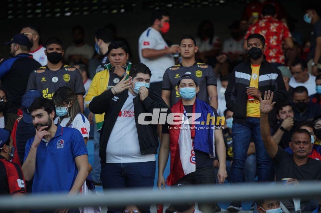El ambiente en el interior del estadio Morazán: Pintado de amarillo y negro, pero también de blanco