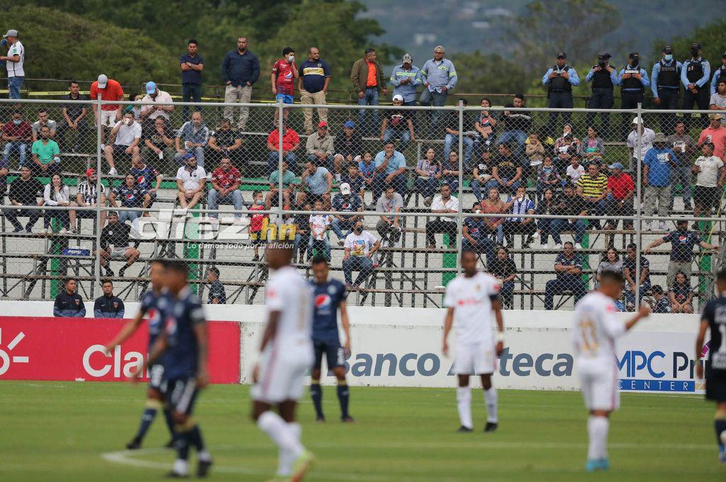 Fotos: La “Tota” Medina fue a encarar al árbitro, aficionados lanzan de todo y ¿dónde terminó viendo el juego el DT de Motagua?
