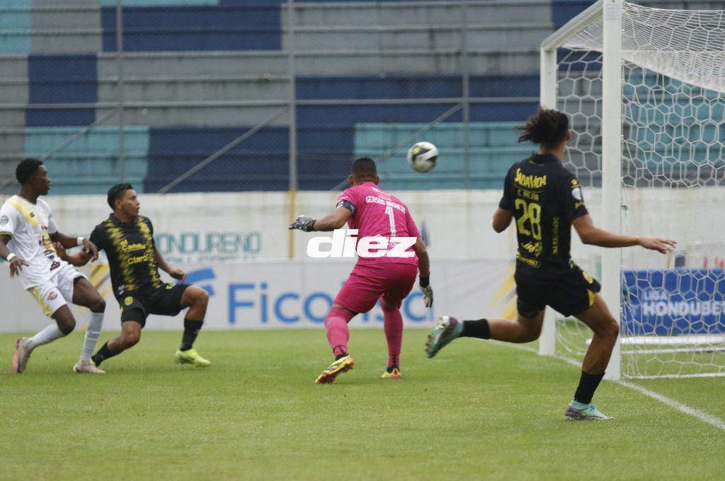 La triste imagen en el estadio Morazán, Real España estrenó uniforme y los incidentes de los aficionados con la Policía