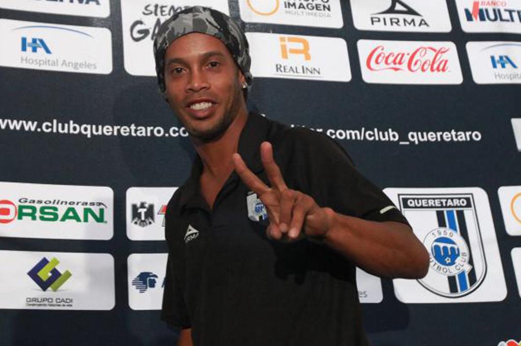 El insólito motivo por el que Ronaldinho no iba a los bancos cuando jugaba en México: ‘‘Le pidió plata prestada al club’’