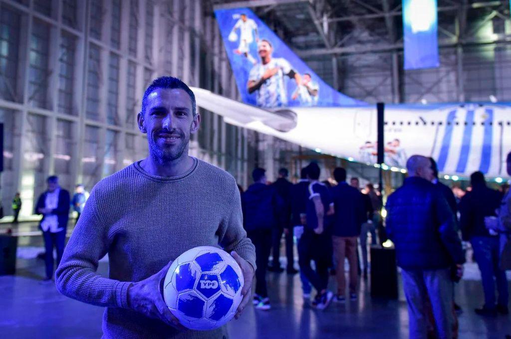 Argentina presentó el avión que llevará a la albiceleste, su familia e hinchas al Mundial de Qatar 2022.