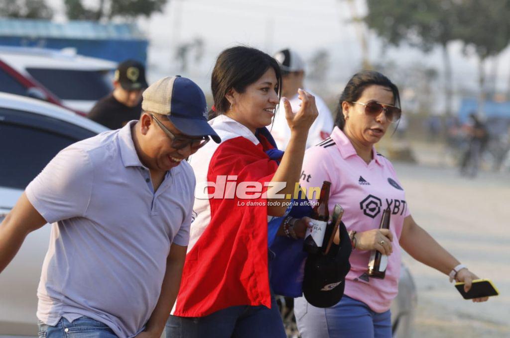 Así está el ambiente en el estadio Olímpico por el duelo del repechaje entre Real España y Olimpia; bellas aficionadas