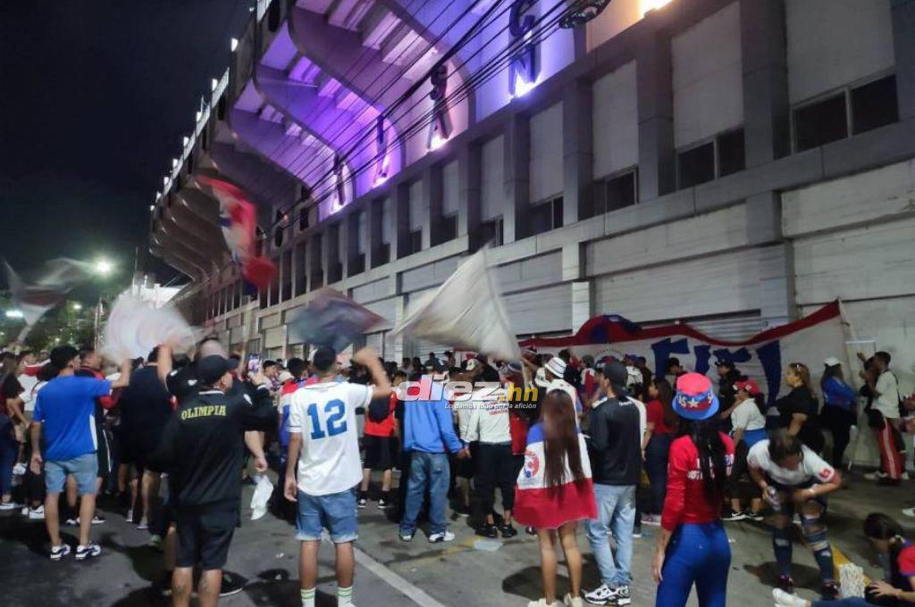 El cariño de Troglio a ex Olimpia, la bronca de Benguché y la molestia de la Ultra Fiel ¿quién es la chica de palco?