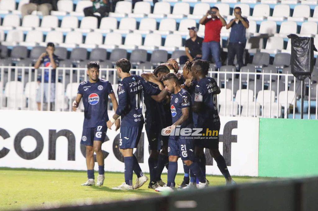 Polémico festejo de Yeison y su beso con una periodista; la fila de novias de los jugadores del Motagua y ¿hay nuevo pistolero?