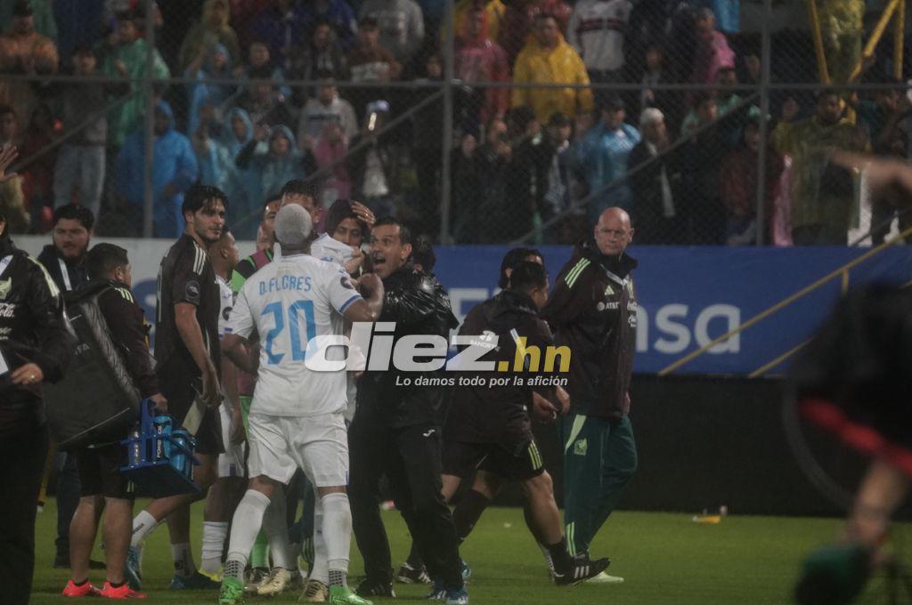 Bronca entre jugadores, el festejo de Honduras tras vencer a México y el feo gesto de Javier Aguirre, quien sufrió un corte en la cabeza