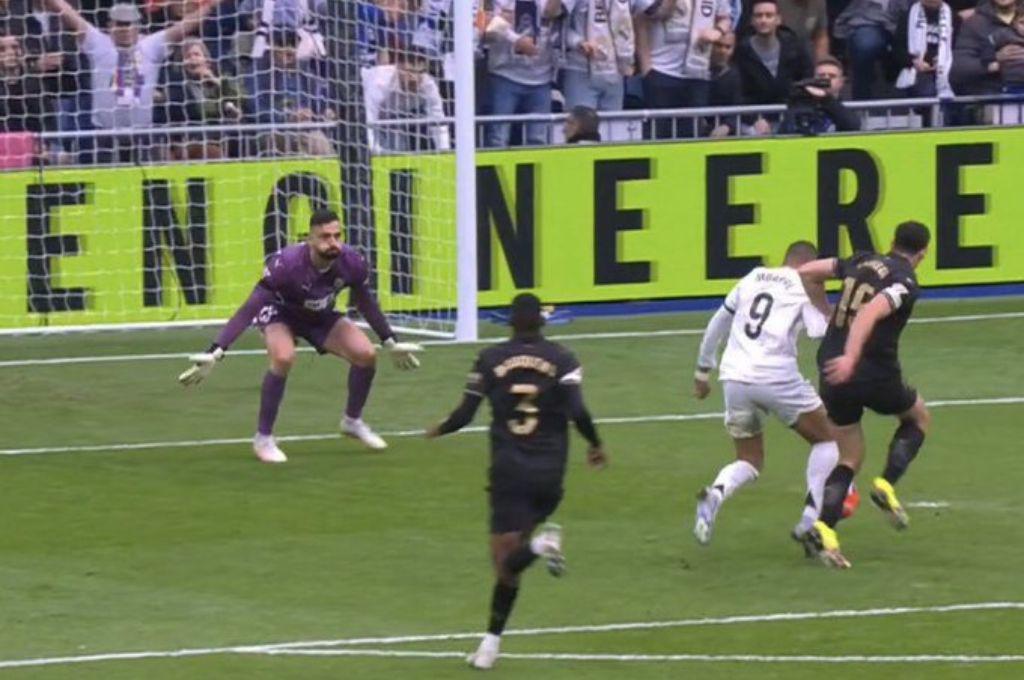 El 'regalo' del árbitro al Real Madrid, la pesadilla de Vinicius y la bronca de Mbappé tras caer ante Valencia