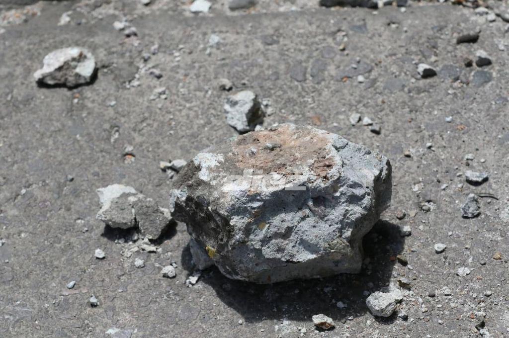 Carros destruidos, piedras y testimonios; así lucen las calles tras batalla entre aficionados de Motagua y Olimpia