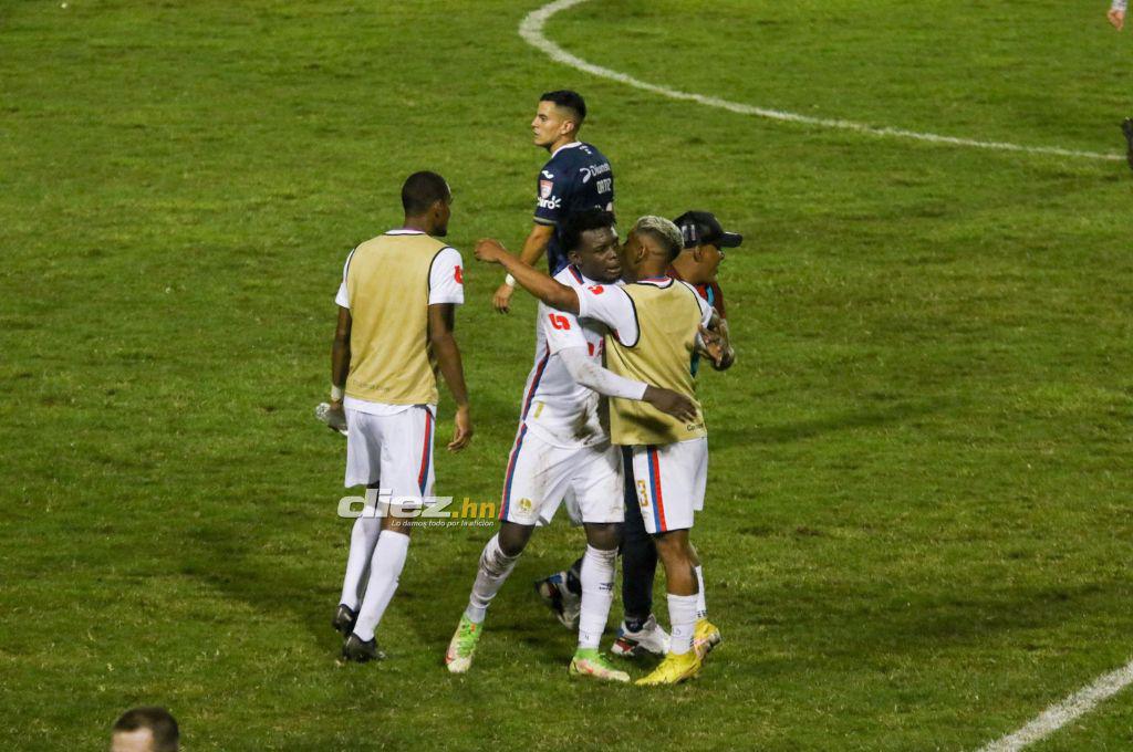 La incredulidad del “Mango”, inexorable ley del ex y el éxtasis de Troglio tras clasificar a su primera final de Concacaf con Olimpia (FOTOS)