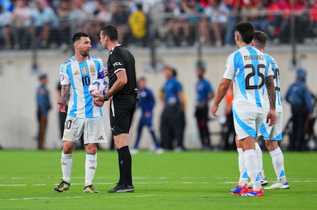 La polémica imagen del VAR en gol de Argentina ante Chile, la bronca de Messi con el árbitro y los masajes que ocupó