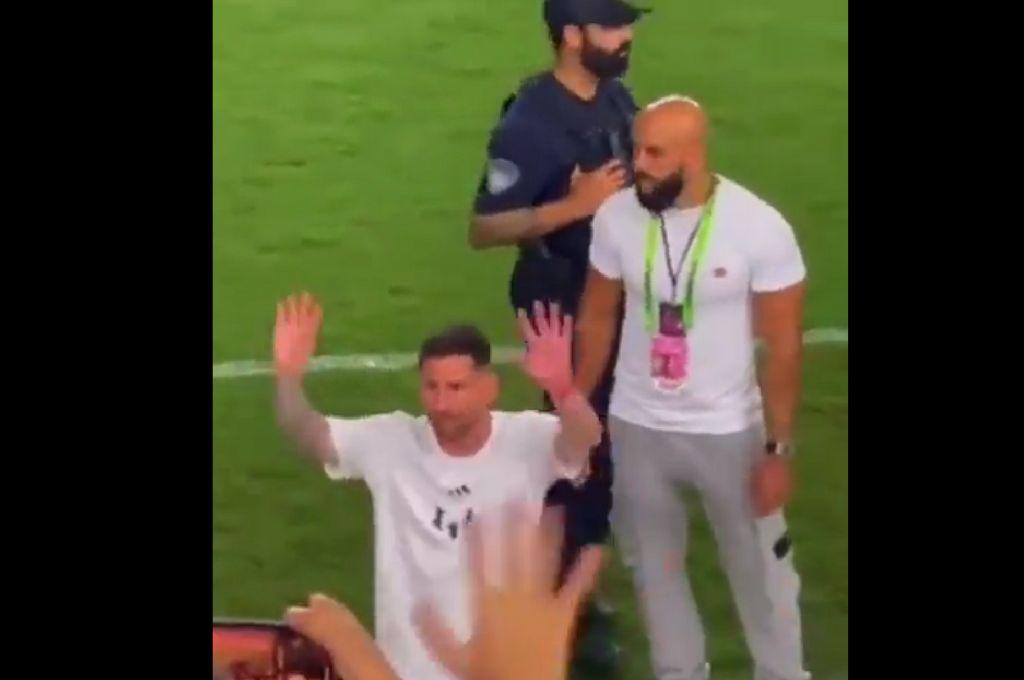 Yassine Cheuko, la marca personal de Messi: lo sigue a los tiros de esquina, lo baja del bus y detiene a sus fans...¿Cuál es su salario?