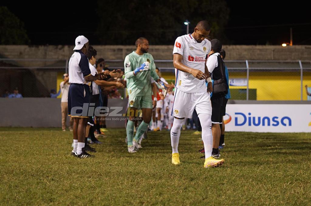 Honduras Progreso decidió hacerle el pasillo al Olimpia previo al partido. (Foto Mauricio Ayala)