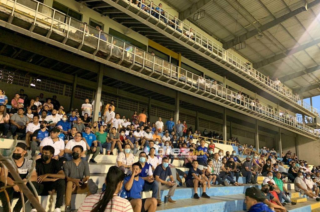 FOTOS: La petición de la novia de Marco Aceituno, la llegada de Roberto Contreras al Morazán y la algarabía de los hondureños