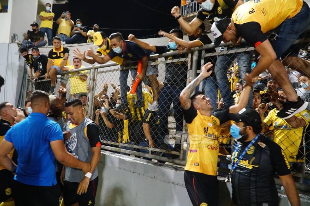 El vibrante festejo del Real España y su afición tras pasar a la final: Rocca le ‘roba’ gorra a aficionado; el Morazán retumbó