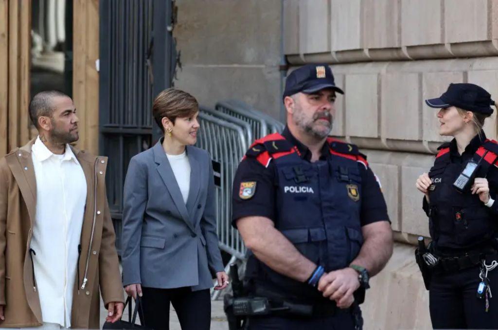 Dani Alves sale de su mansión por primera vez: su nueva pareja inseparable y lo que le gritaban en la calle