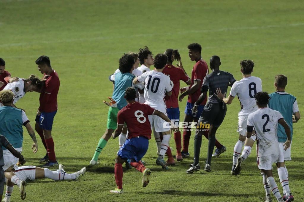 ¡Tico aplicó terrible voladora! Así fue la pelea de Costa Rica contra Estados Unidos en el Premundial de Concacaf