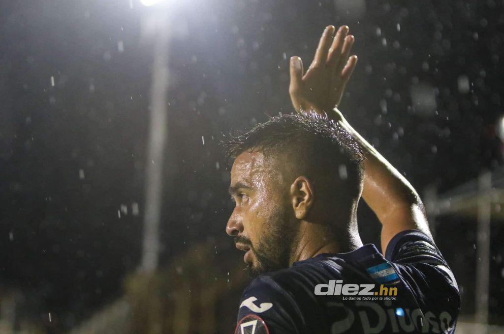 Polémico festejo de Yeison y su beso con una periodista; la fila de novias de los jugadores del Motagua y ¿hay nuevo pistolero?