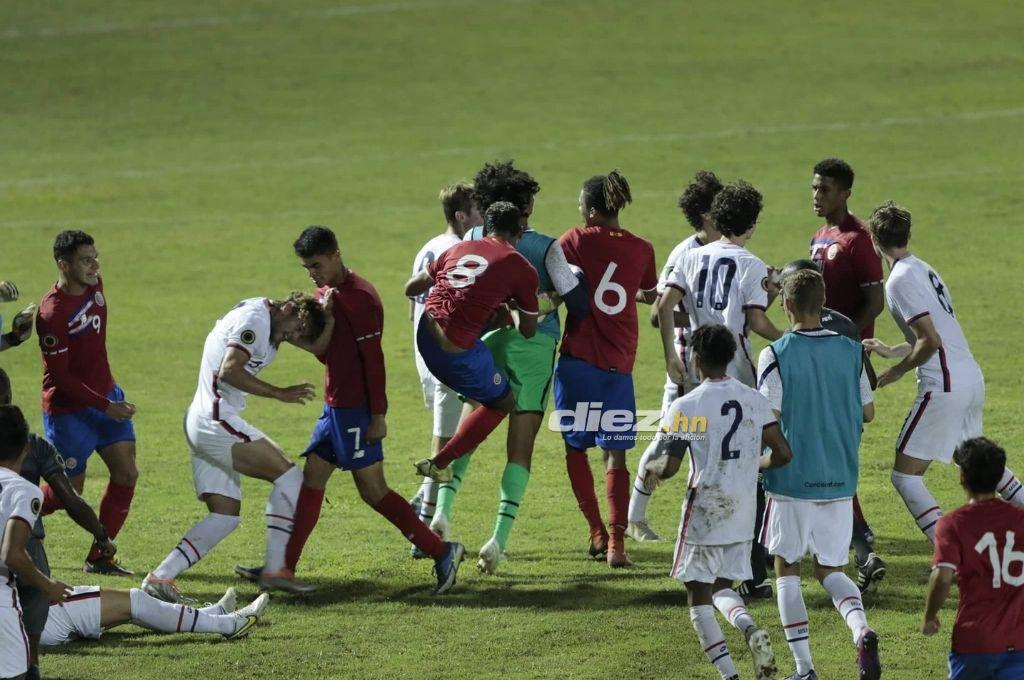 ¡Tico aplicó terrible voladora! Así fue la pelea de Costa Rica contra Estados Unidos en el Premundial de Concacaf