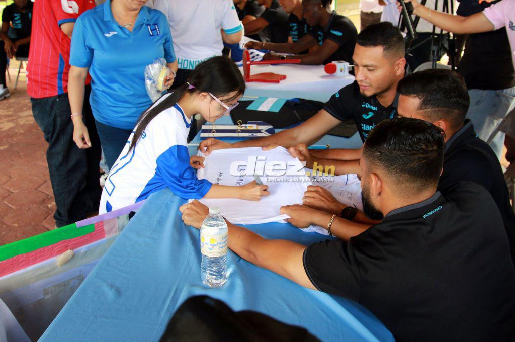 Muchas risas y abrazos: Los jugadores de la Selección de Honduras compartieron con niños del Instituto Juana Leclerc