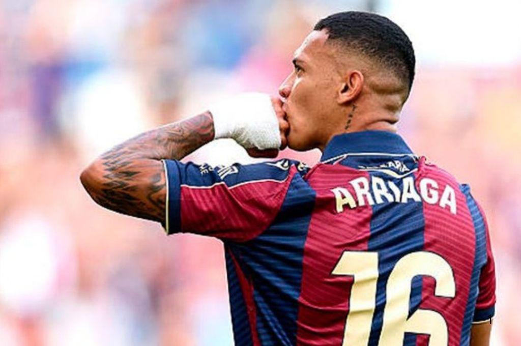 Kervin Arriaga jugaría con campeón del mundo: el hondureño sacude el mercado y revelan su nuevo destino