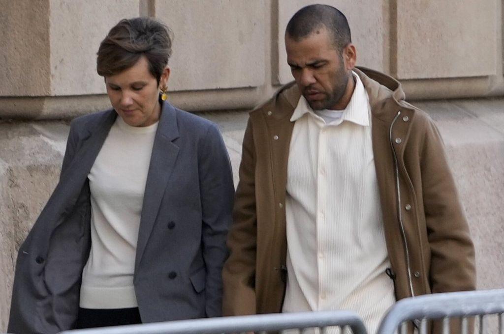 Dani Alves sale de su mansión por primera vez: su nueva pareja inseparable y lo que le gritaban en la calle