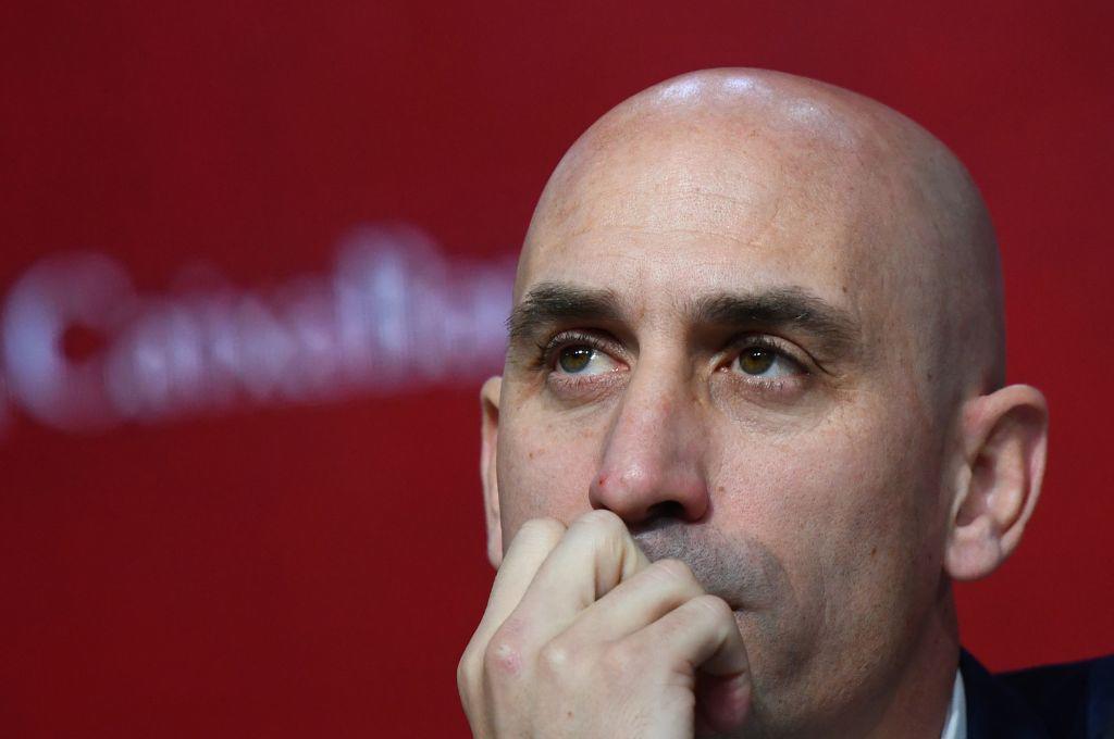 Luis Rubiales cometió “agresión sexual” en festejos de España: el beso con una jugadora y su polémica celebración a la par de la reina