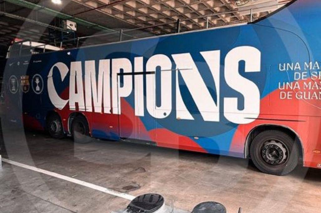Dañaron el bus de su propio club: así fueron las llegadas del Barcelona y Madrid al Camp Nou