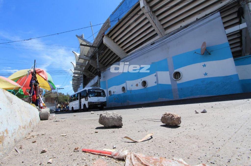 Carros destruidos, piedras y testimonios; así lucen las calles tras batalla entre aficionados de Motagua y Olimpia