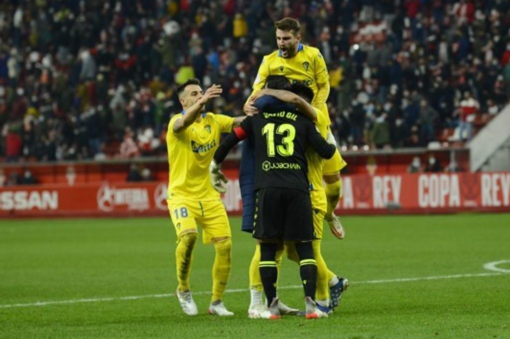 Sin Choco Lozano, Cádiz clasifica a cuartos de Copa del Rey tras vencer en penales al Sporting Gijón