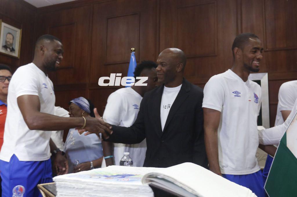Así fue el homenaje a David Suazo en San Pedro Sula: firma de un libro histórico y llegaron los jugadores del Olimpia