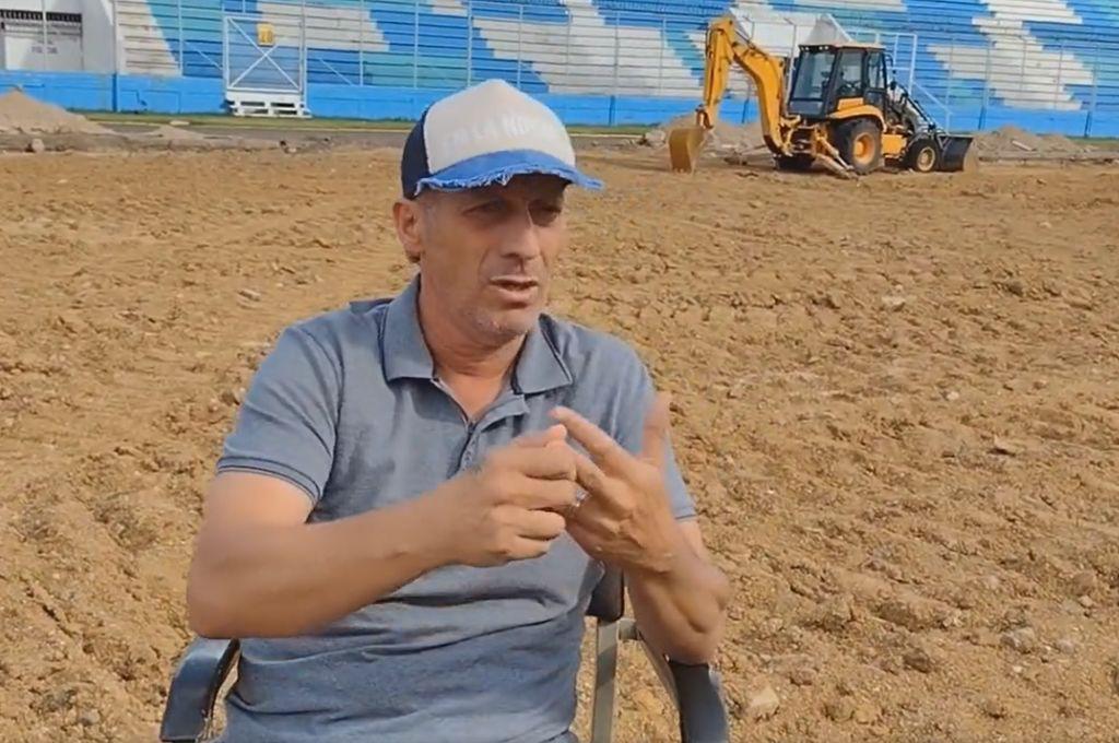 Pedro Troglio sorprende visitando el estadio Nacional Chelato Uclés y no olvida la terrible lesión que sufrió Elvin Casildo