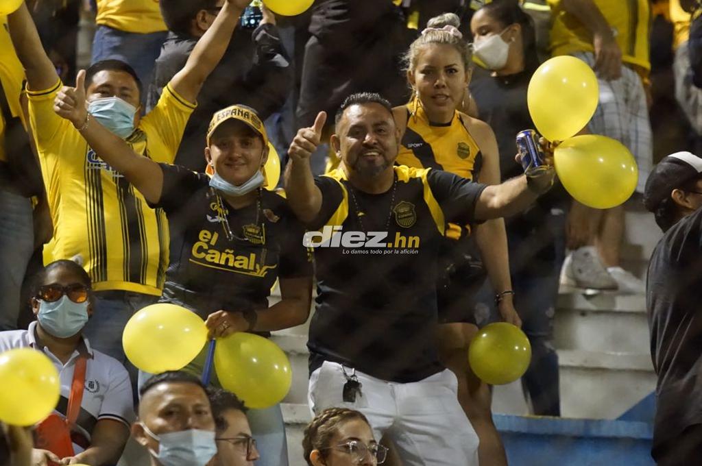 El ambiente en el interior del estadio Morazán: Pintado de amarillo y negro, pero también de blanco