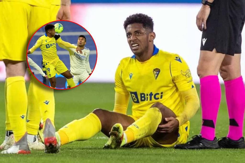 El hondureño Choco Lozano sale lesionado en el primer tiempo en el partido entre Real Madrid-Cádiz en el Bernabéu