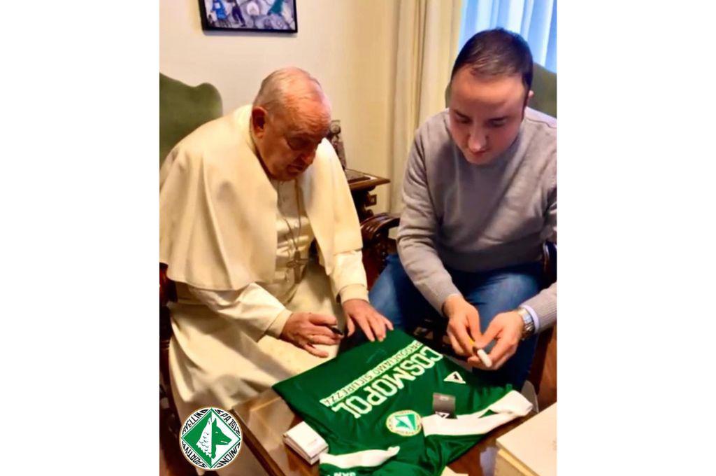 El inédito club que asciende de división cada vez que renuncia o muere un Papa: la maldición inversa