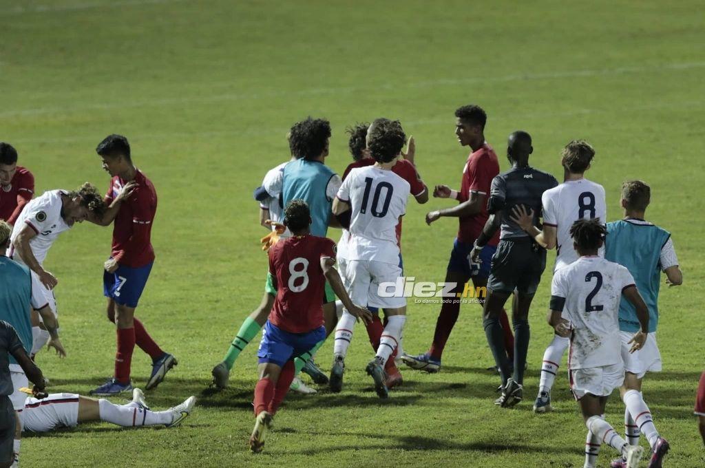 ¡Tico aplicó terrible voladora! Así fue la pelea de Costa Rica contra Estados Unidos en el Premundial de Concacaf