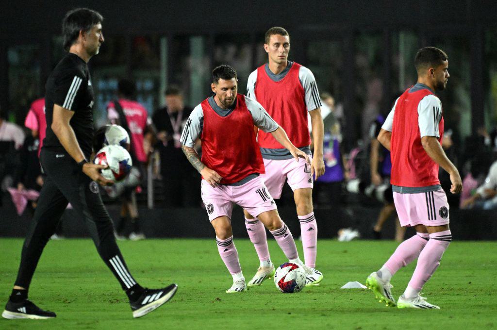 Así fue el debut de Messi con el Inter Miami ante Cruz Azul: Abrazo con una leyenda, el gesto del capitán y golazo de tiro libre