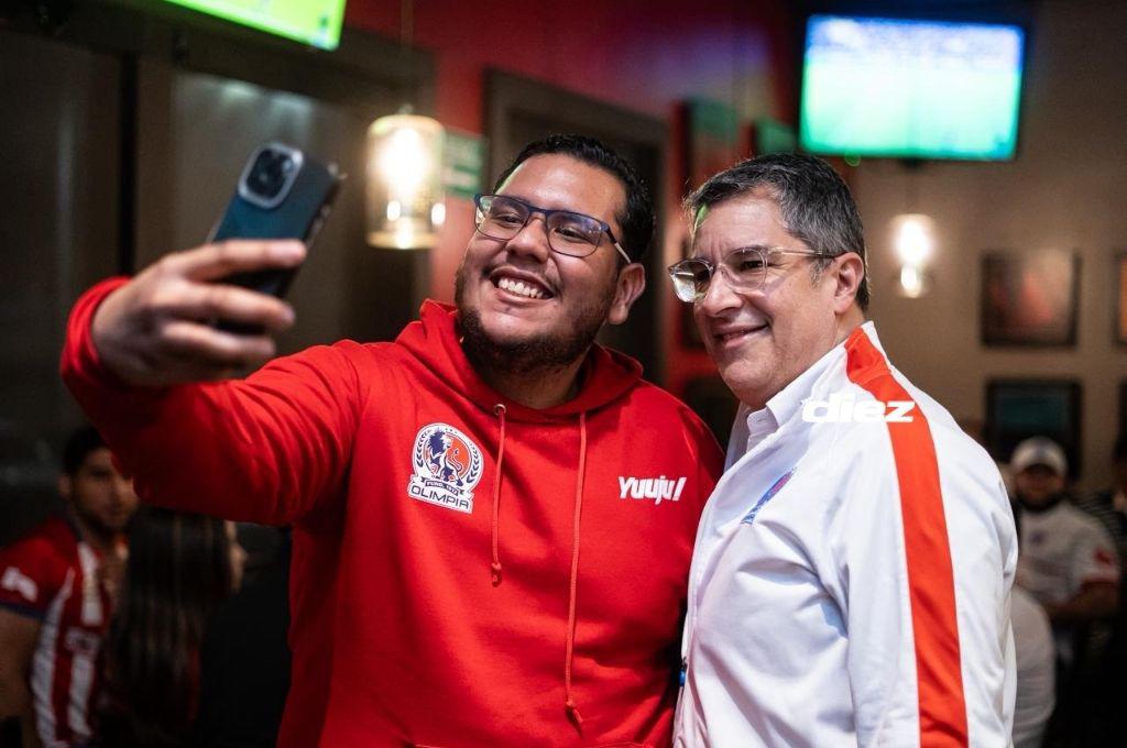 ¡Abrazo de campeón y la figura presente! Así fue la celebración íntima de la directiva y jugadores tras la conquista de la copa 40