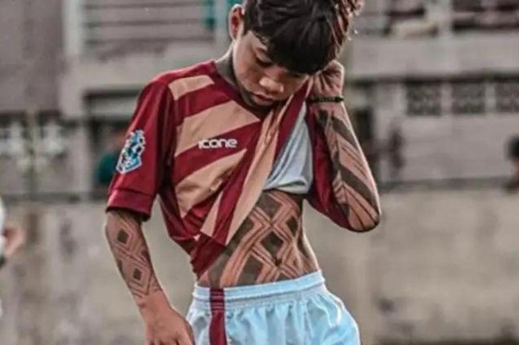 A sus 10 años se 'tatuó' todo su cuerpo: la razón por la que joven futbolista se vuelve viral en las redes: Son voces ancestrales...