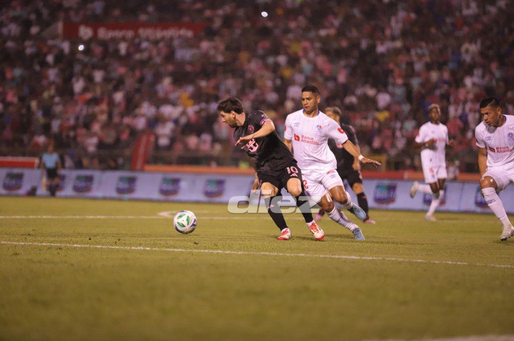 Messi anotó e hizo magia en el Olímpico: el gran gesto del argentino y los jugadores del Olimpia que ‘insistieron’ por su camisa