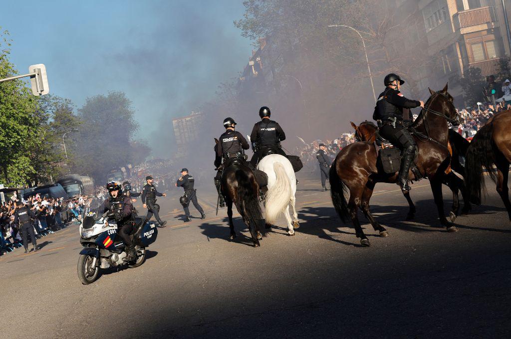 ¡Así se recibe al Rey de Europa! La espectacular llegada del Real Madrid al Bernabéu para enfrentar al City en Champions