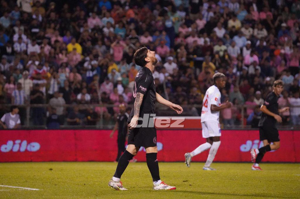 Messi anotó e hizo magia en el Olímpico: el gran gesto del argentino y los jugadores del Olimpia que ‘insistieron’ por su camisa