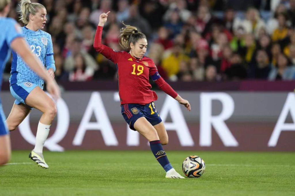 Luis Rubiales cometió “agresión sexual” en festejos de España: el beso con una jugadora y su polémica celebración a la par de la reina