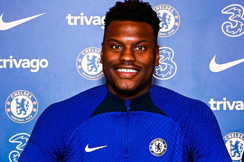 OFICIAL: Chelsea ficha defensor francés que era pretendido por el Real Madrid por 40 millones de euros