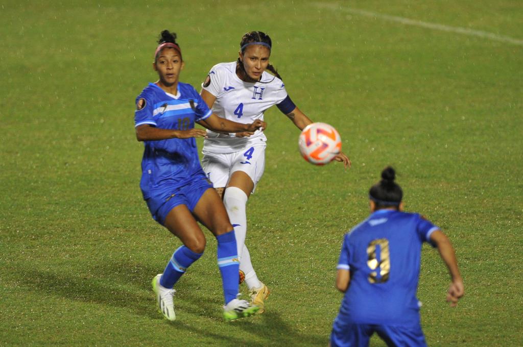 La legionaria central Bárbara Murillo, capitana de la H, lideró la zaga defensiva.