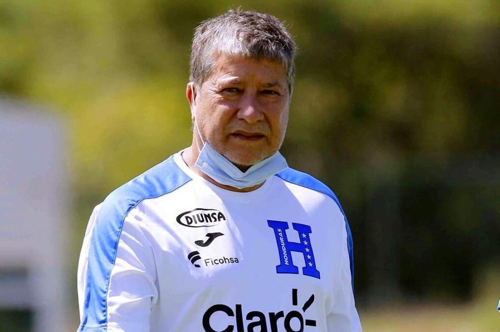 ‘Bolillo’ Gómez reaparece tras fracaso con Honduras y firma contrato con equipo sudamericano