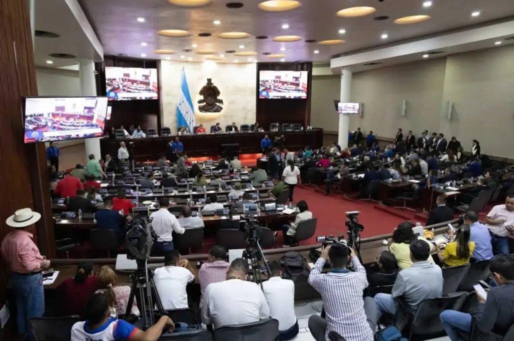 Sorpresa con Mario Moncada: los exjugadores y figuras del fútbol que fueron electos como diputados en Honduras