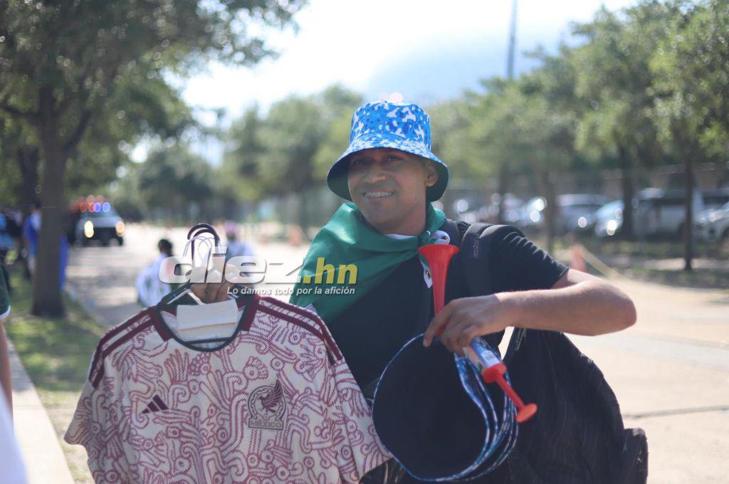 ¿Cuánto cuesta una camiseta de la Selección de Honduras en las afueras del NRG Stadium?