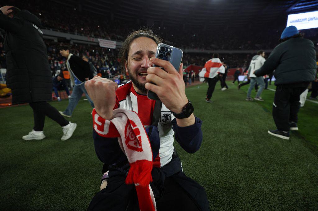 Invasión, lágrimas y locura total: La celebración de Georgia tras clasificar a la Eurocopa por primera vez en su historia